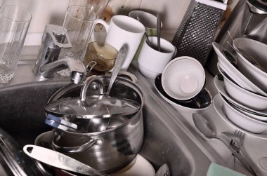 Yıkanmamış yemekleri mutfak lavabo ve tezgah üzerinde büyük bir yığın. Bir sürü aletleri ve mutfak aletleri yıkama önce. Günlük rutin ve karmaşıklık pişirme kavramı