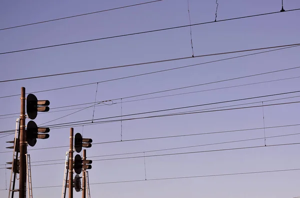 Semáforo Ferroviario Contra Cielo Azul Claro Cable Contacto Líneas Eléctricas —  Fotos de Stock