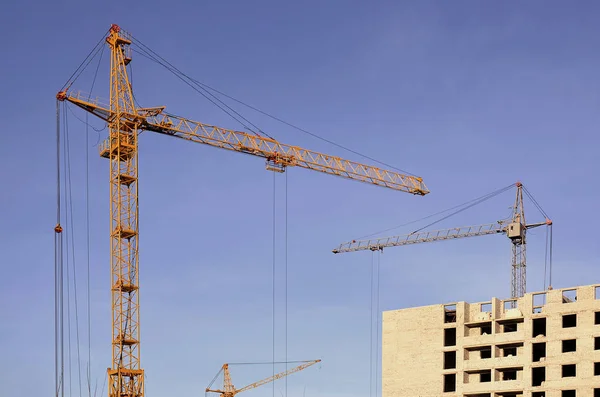 Edificio in costruzione con gru — Foto Stock