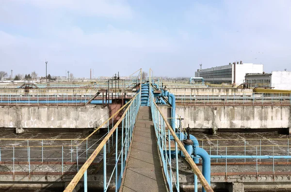 Espacio Industrial Con Gran Cantidad Tuberías Comunicaciones Sobre Fondo Cielo — Foto de Stock