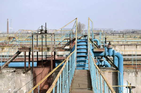 Industrieraum mit vielen Rohren und Kommunikationsmöglichkeiten — Stockfoto