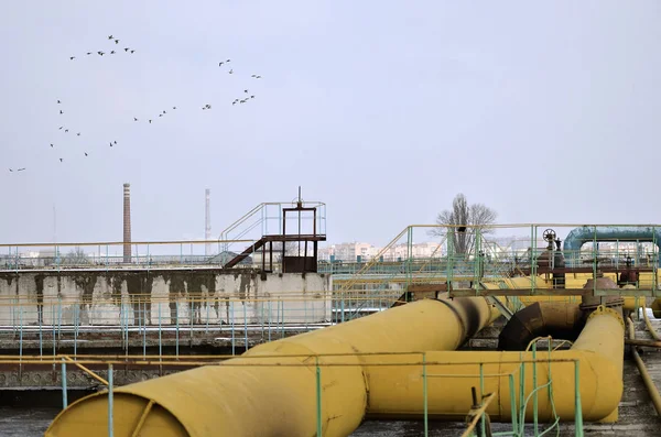 Espacio industrial con muchas tuberías y comunicaciones — Foto de Stock