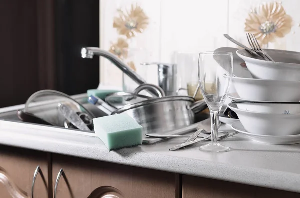 Una Gran Pila Platos Sin Lavar Fregadero Cocina Encimera Una — Foto de Stock