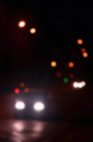Lumières Floues Déconcentrées Circulation Sur Une Route Pluvieuse Mouillée Nuit — Photo