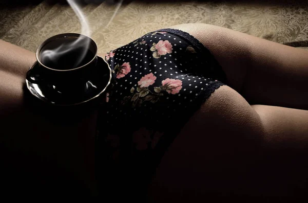 Taza de té con platillo en el cuerpo de la chica — Foto de Stock