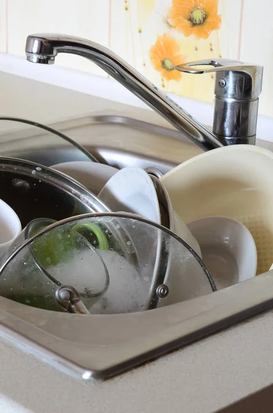 Smutsiga Rätter Och Otvättade Köksmaskiner Fyllde Diskhon — Stockfoto