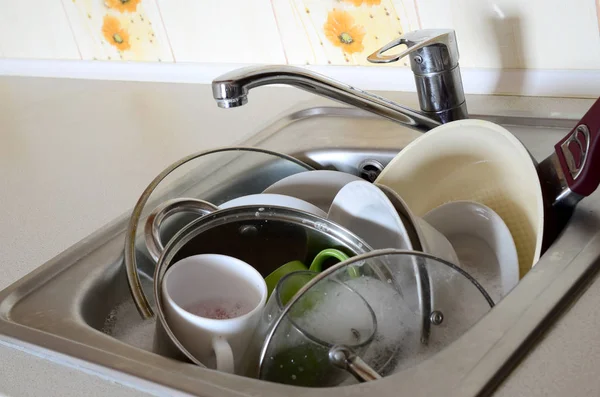 Dirty Dishes Unwashed Kitchen Appliances Filled Kitchen Sink — Stock Photo, Image