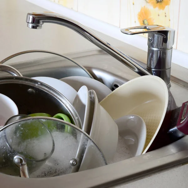 Schmutziges Geschirr Und Ungewaschene Küchengeräte Füllten Die Spüle — Stockfoto