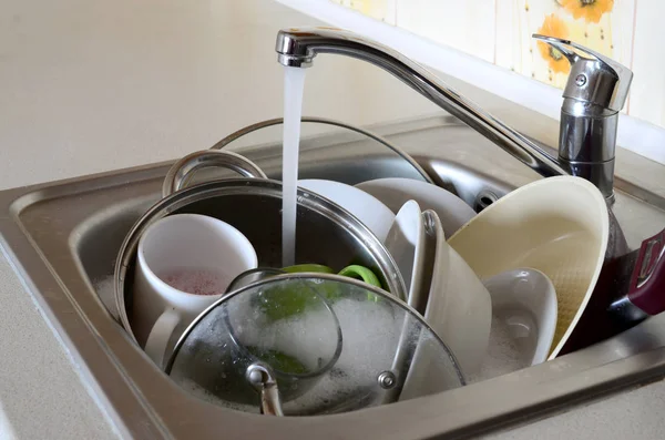 Los Platos Sucios Los Electrodomésticos Cocina Sin Lavar Encuentran Agua — Foto de Stock