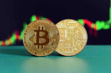 Grafikteki konumu büyüme gösteriyor ekranının arka planına yeşil yüzey üzerinde iki altın bitcoins yalan
