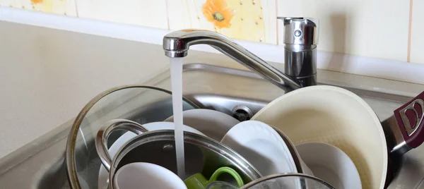 Los Platos Sucios Los Electrodomésticos Cocina Sin Lavar Encuentran Agua —  Fotos de Stock