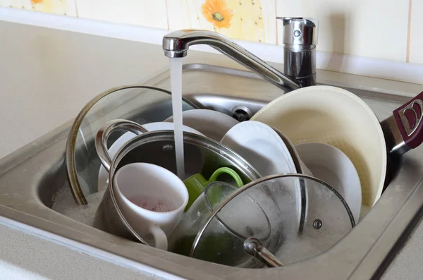 Los Platos Sucios Los Electrodomésticos Cocina Sin Lavar Encuentran Agua —  Fotos de Stock