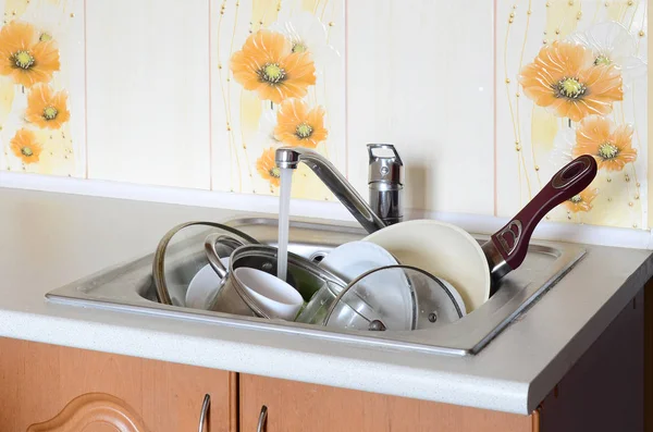 Schmutziges Geschirr Und Ungewaschene Küchengeräte Liegen Schaumwasser Unter Einem Wasserhahn — Stockfoto
