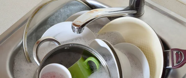 Smutsiga Rätter Och Otvättade Köksmaskiner Fyllde Diskhon — Stockfoto