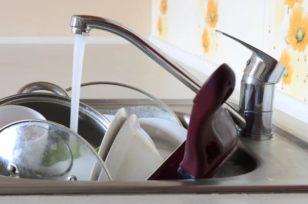 Los Platos Sucios Los Electrodomésticos Cocina Sin Lavar Encuentran Agua — Foto de Stock