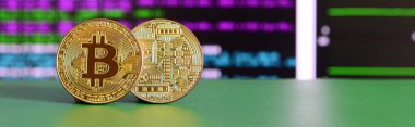 Kripto para birimi araştırma süreci gösterir ekran arka plan üzerinde yeşil yüzeyinde iki altın bitcoins yalan