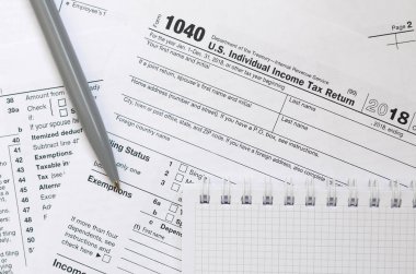 Kalem ve defter olduğunu yalanlar üzerine vergi 1040 ABD bireysel gelir vergisi beyannamesi formu. Vergi ödemek için zaman