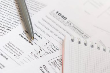 Kalem ve defter olduğunu yalanlar üzerine vergi 1040 ABD bireysel gelir vergisi beyannamesi formu. Vergi ödemek için zaman