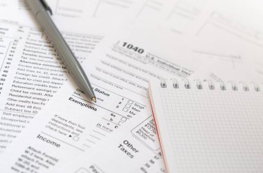 Kalem ve defter olduğunu yalanlar üzerine vergi 1040 ABD bireysel gelir vergisi beyannamesi formu. Vergi ödemek için zaman