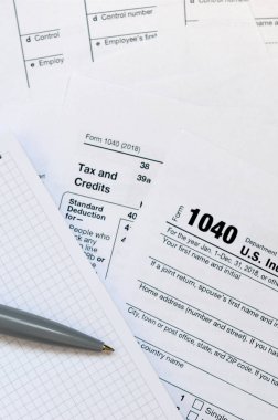 Kalem ve defter olduğunu yalanlar üzerine vergi 1040 ABD bireysel gelir vergisi beyannamesi formu. Vergi ödemek için zaman