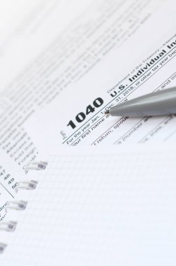 Kalem ve defter olduğunu yalanlar üzerine vergi 1040 ABD bireysel gelir vergisi beyannamesi formu. Vergi ödemek için zaman