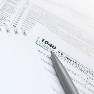 Kalem ve defter olduğunu yalanlar üzerine vergi 1040 ABD bireysel gelir vergisi beyannamesi formu. Vergi ödemek için zaman