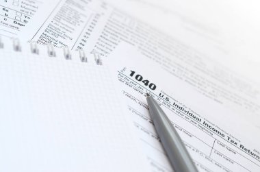 Kalem ve defter olduğunu yalanlar üzerine vergi 1040 ABD bireysel gelir vergisi beyannamesi formu. Vergi ödemek için zaman