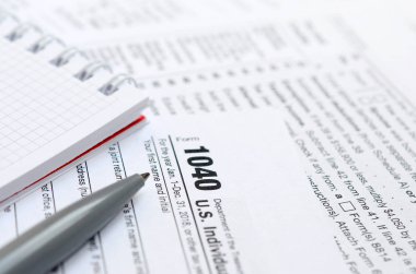 Kalem ve defter olduğunu yalanlar üzerine vergi 1040 ABD bireysel gelir vergisi beyannamesi formu. Vergi ödemek için zaman