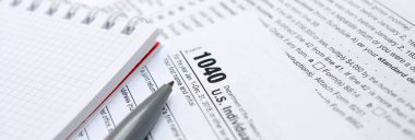 Kalem ve defter olduğunu yalanlar üzerine vergi 1040 ABD bireysel gelir vergisi beyannamesi formu. Vergi ödemek için zaman