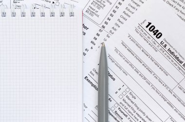 Kalem ve defter olduğunu yalanlar üzerine vergi 1040 ABD bireysel gelir vergisi beyannamesi formu. Vergi ödemek için zaman