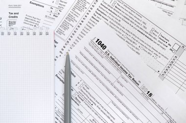 Kalem ve defter olduğunu yalanlar üzerine vergi 1040 ABD bireysel gelir vergisi beyannamesi formu. Vergi ödemek için zaman