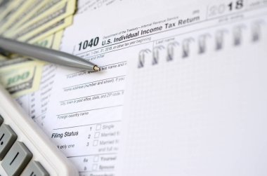 Kalem, defter, hesap makinesi ve dolar faturaları t üzerinde yalan olduğunu