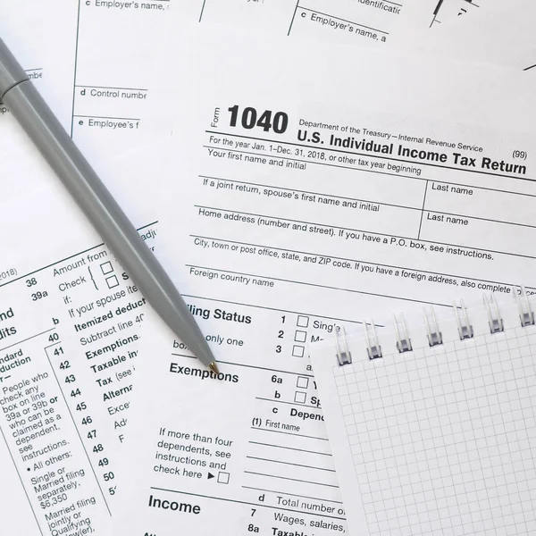 Penna Taccuino Sono Bugie Sul Modulo Fiscale 1040 Stati Uniti — Foto Stock