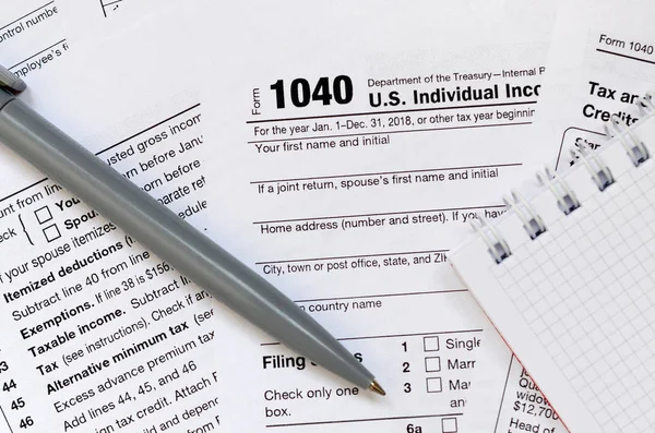 Długopis Notes Jest Leży Podatek Formularza 1040 Indywidualnego Podatku Dochodowego — Zdjęcie stockowe