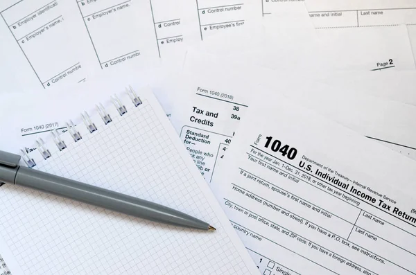 Długopis Notes Jest Leży Podatek Formularza 1040 Indywidualnego Podatku Dochodowego — Zdjęcie stockowe