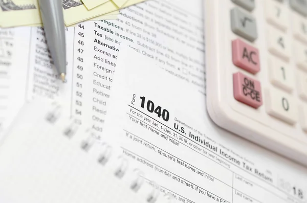 笔记本 计算器 和美元钞票是在税形式1040美国个人所得税回归 纳税时间 — 图库照片