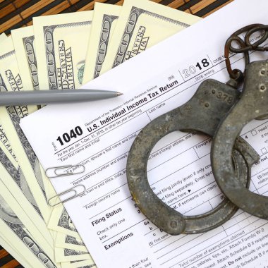 Polis yalan üzerine vergi form 1040 kelepçe. Vergi ödeme sonrasında hukuk sorunları kavramı