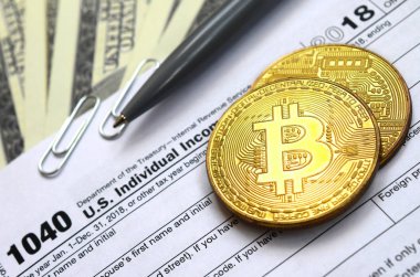 Kalem, bitcoins ve dolar faturaları yalanlar üzerine vergi 1040 ABD bireysel gelir vergisi beyannamesi formu var. Vergi ödemek için zaman