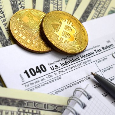 Kalem, bitcoins ve dolar faturaları yalanlar üzerine vergi 1040 ABD bireysel gelir vergisi beyannamesi formu var. Vergi ödemek için zaman
