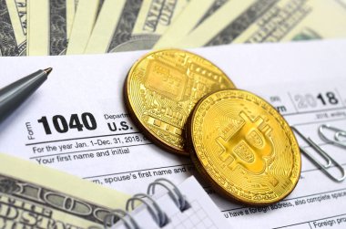 Kalem, bitcoins ve dolar faturaları yalanlar üzerine vergi 1040 ABD bireysel gelir vergisi beyannamesi formu var. Vergi ödemek için zaman