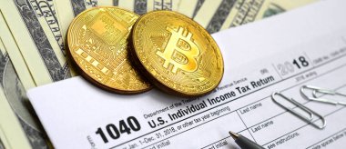 Kalem, bitcoins ve dolar faturaları yalanlar üzerine vergi 1040 ABD bireysel gelir vergisi beyannamesi formu var. Vergi ödemek için zaman