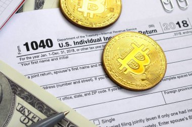 Kalem, bitcoins ve dolar faturaları yalanlar üzerine vergi 1040 ABD bireysel gelir vergisi beyannamesi formu var. Vergi ödemek için zaman