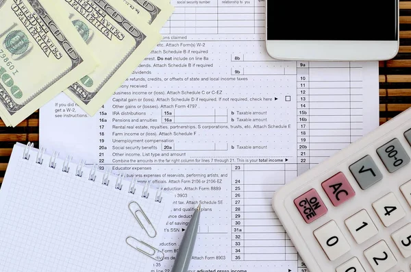 Склад Предметів Лежать Податковій Формі 1040 Року Рахунки Долар Ручка — стокове фото