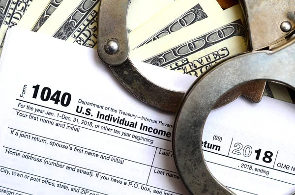 Police Handcuffs Lie Tax Form 1040 Concept Problems Law Aftermath — Stock Photo, Image