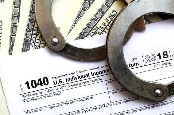Police Handcuffs Lie Tax Form 1040 Concept Problems Law Aftermath — Stock Photo, Image
