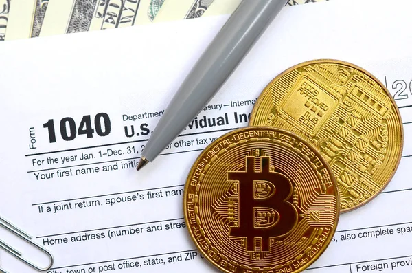 Pluma Bitcoins Billetes Dólar Encuentra Formulario Impuestos 1040 Declaración Individual —  Fotos de Stock
