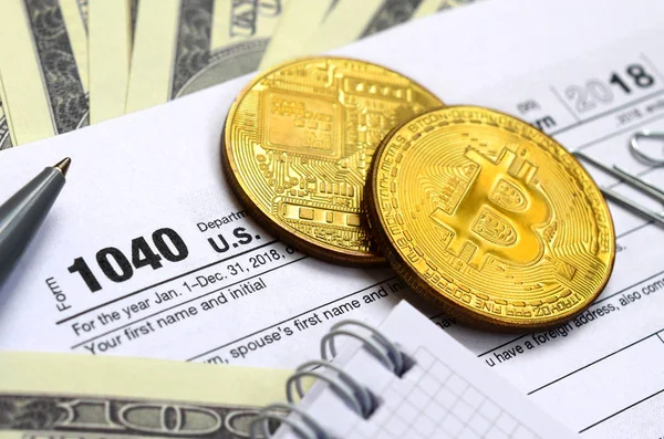 Der Stift Bitcoins Und Dollarscheine Steht Auf Dem Steuerformular 1040 — Stockfoto