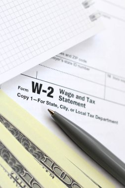 Kalem, defter ve dolar faturaları vergi formu W-2 ücret ve vergi beyanı üzerinde yalan olduğunu. Vergi ödemek için zaman