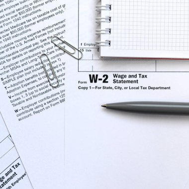 Kalem ve defter vergi formdaki W-2 ücret ve vergi beyanı.