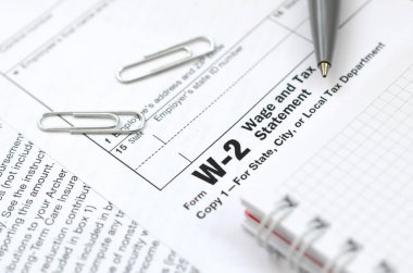 Kalem ve defter vergi formdaki W-2 ücret ve vergi beyanı. Vergi ödemek için zaman